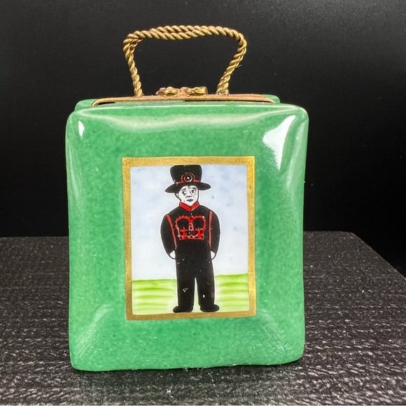 Hand painted LIMOGES BOX RETIRED!! - Picture 3 of 13